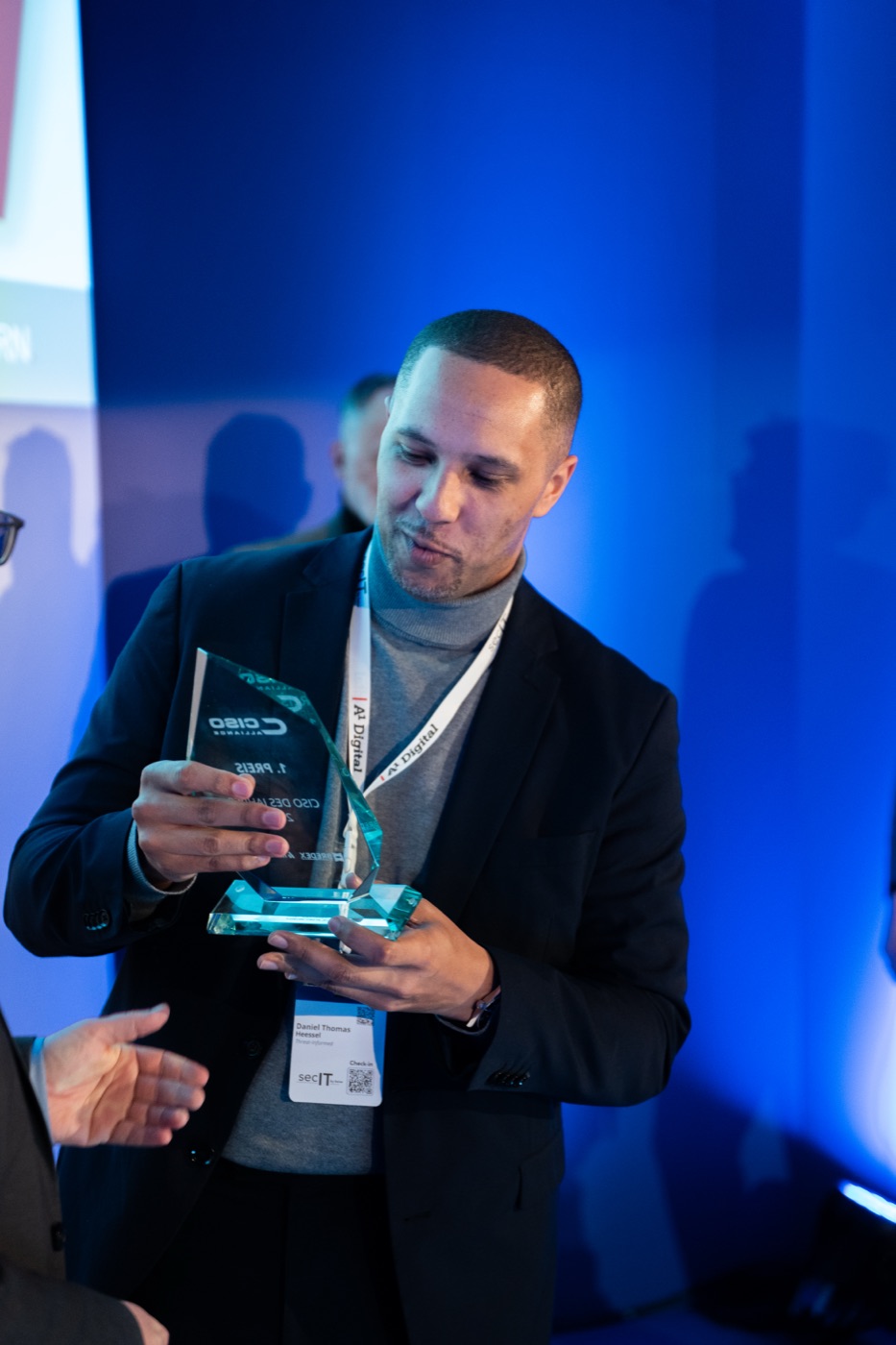 Daniel Thomas Heessel nimmt die Trophäe „CISO des Jahres 2026“ der CISO Alliance entgegen